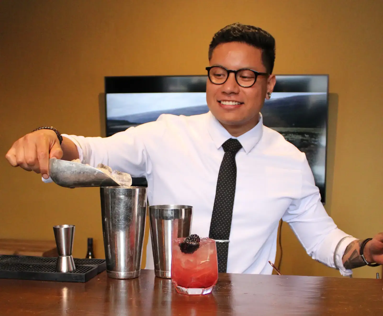 Get a free quote cocktail bar hire London professional service
